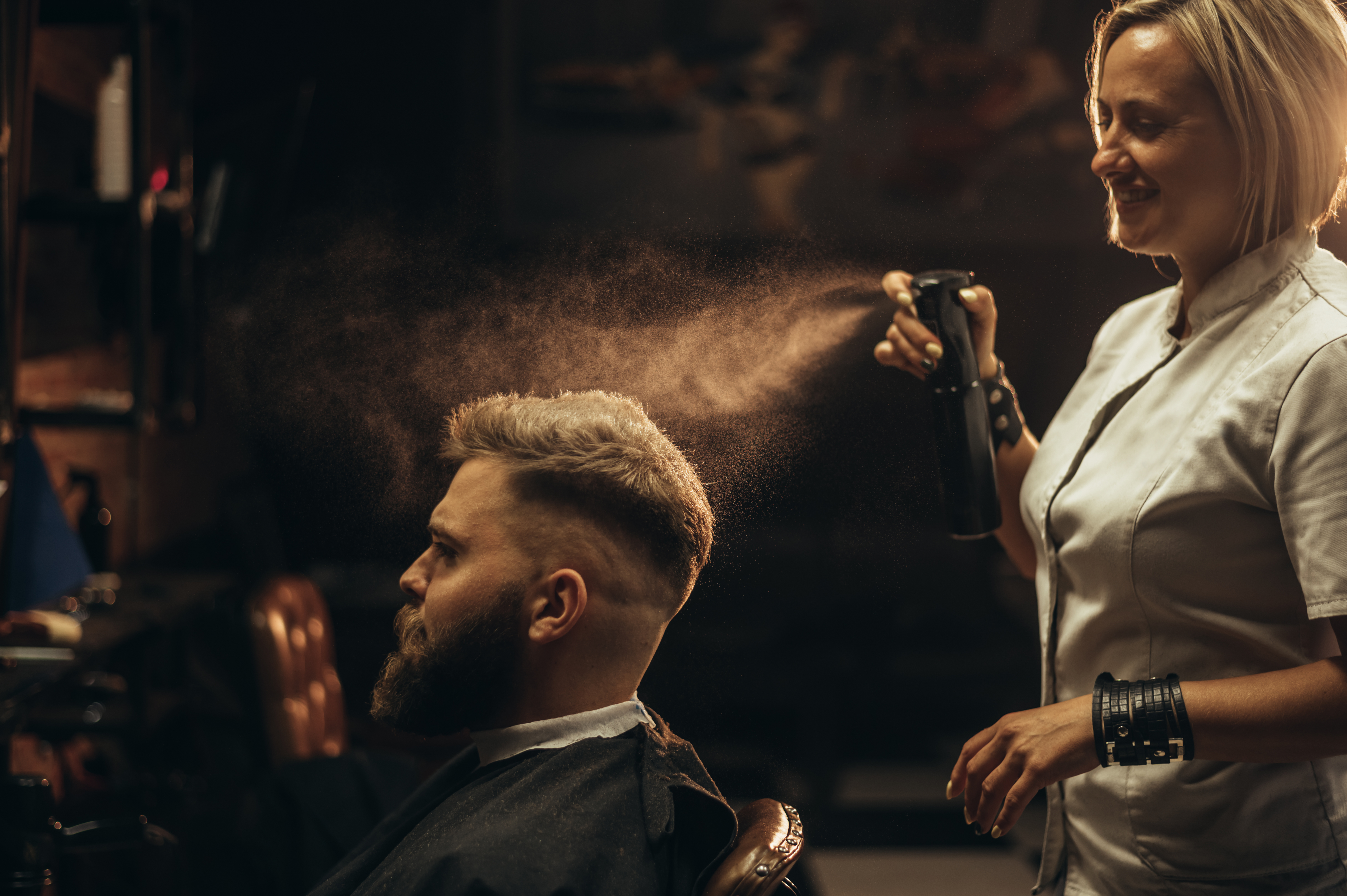 Jeune homme barbu se faisant couper les cheveux